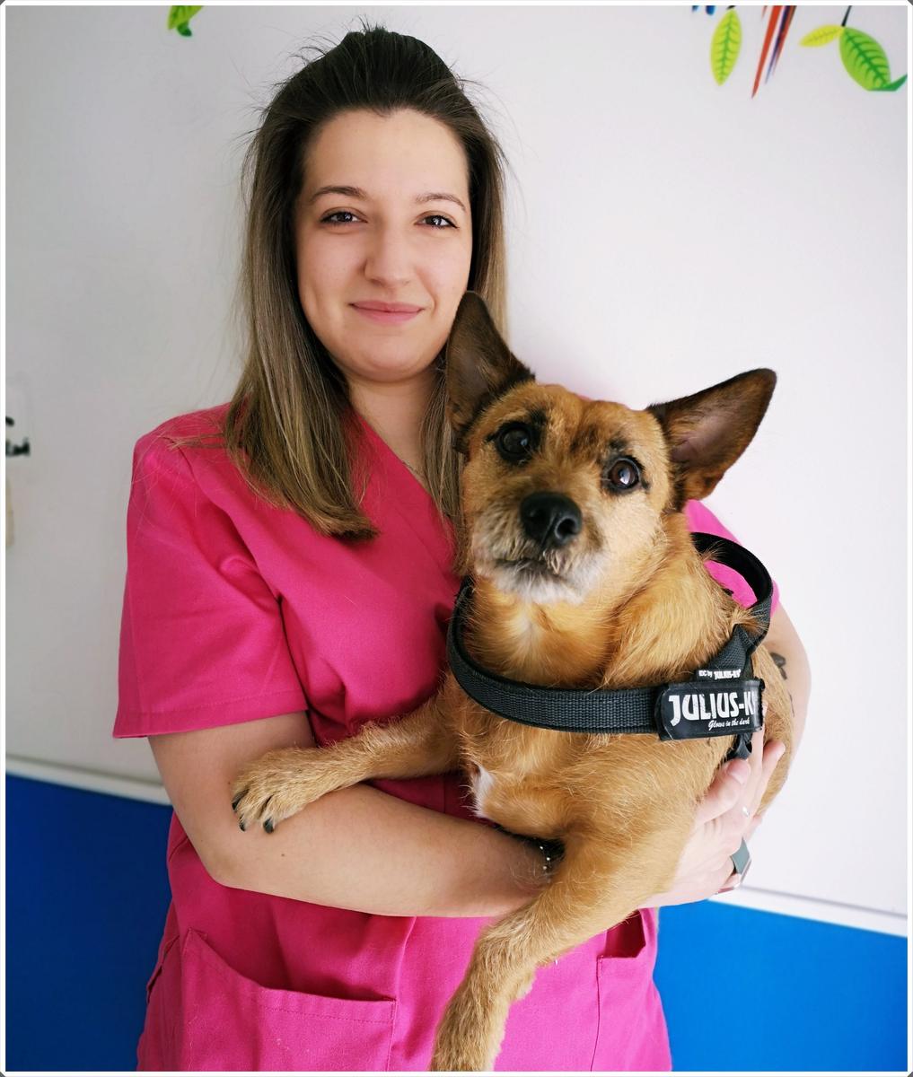 Auxiliar de Viñas Viejas con un perro en brazos en la consulta